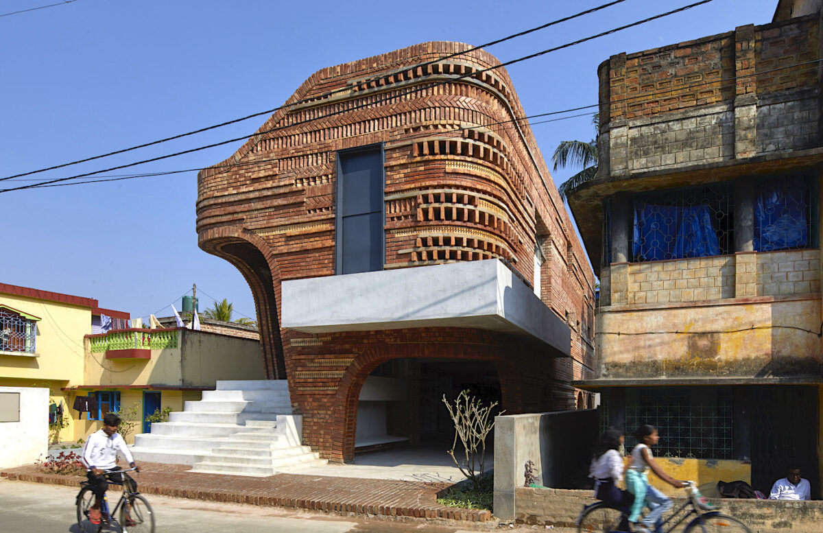 a-new-community-centre-in-west-bengal-is-covered-in-intricate-brickwork