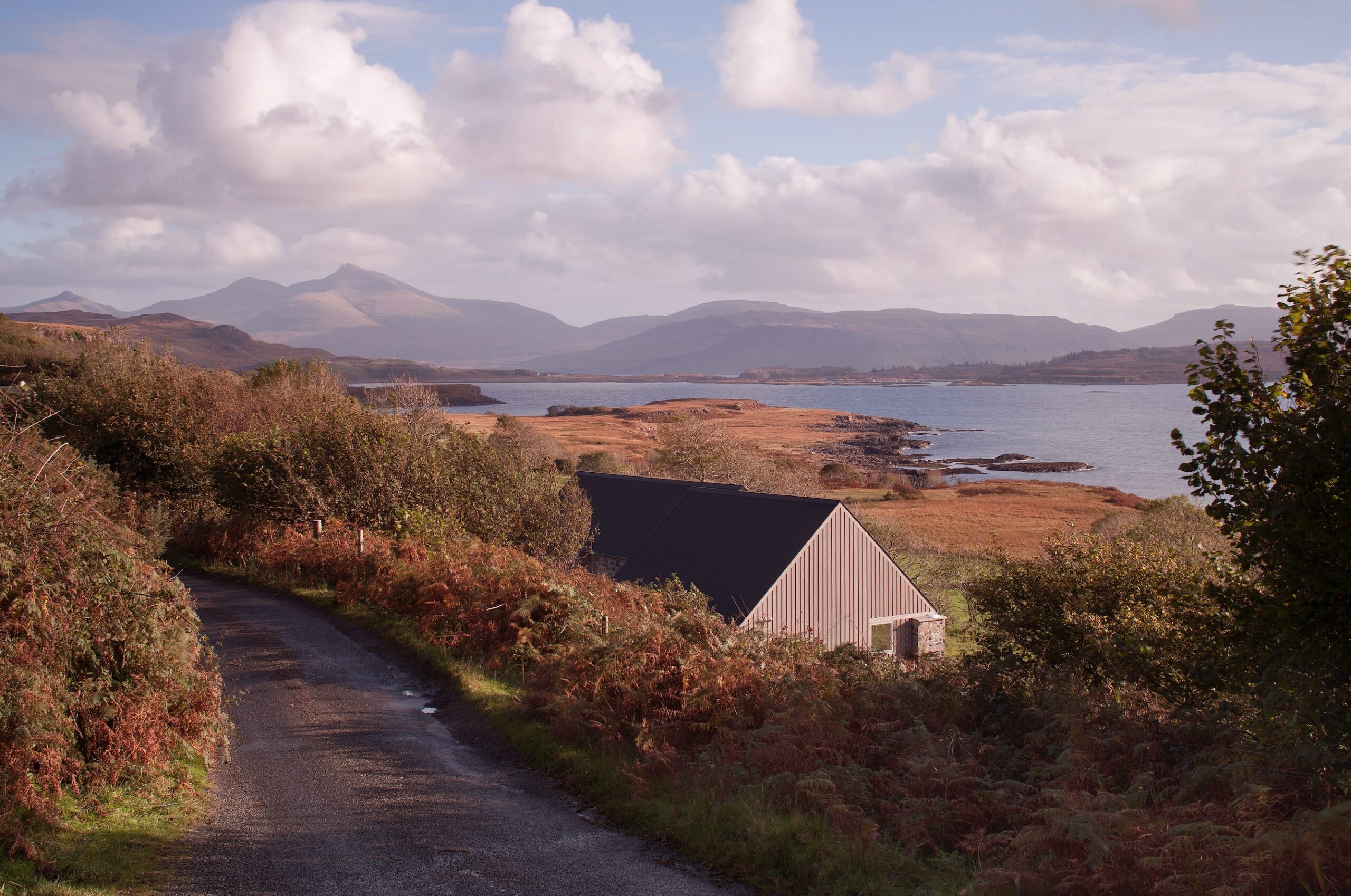 Architects fardaa turn a dilapidated barn on the Isle of Mull into an ...